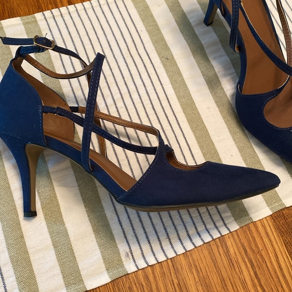 Navy size 10 heels - Picture 2 of 4